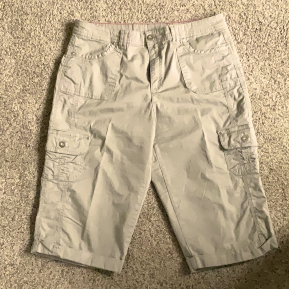 Intro tan, cuffed, Bermuda shorts, size 10